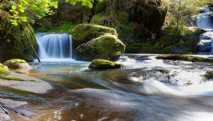  Akt Visit the waterfall and enjoy the calming sound of water