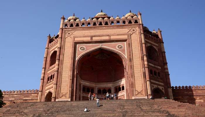  A royal Indian elephant stands in front of the Buland Darwaza at Fatehpur Sikri, Agra, at sunset.