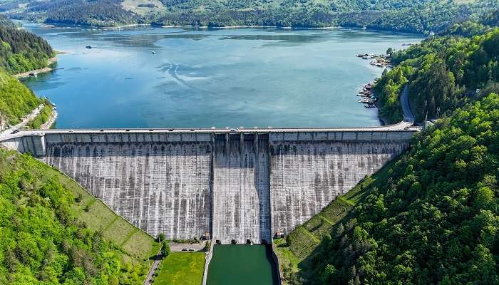  Capture views and enjoy a serene picnic at Manchanabele Dam near Dodda Aalada Mara. 