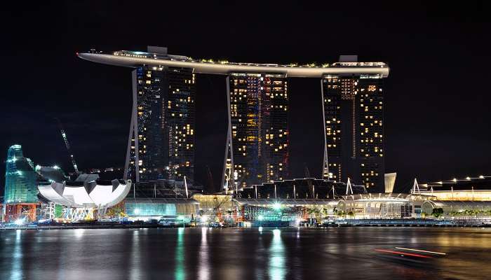 La vue nocturne de Marina Bay Sands Skypark