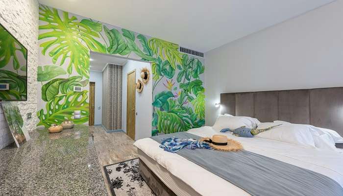 Deluxe rooms available near the resorts in Ashtamudi Lake