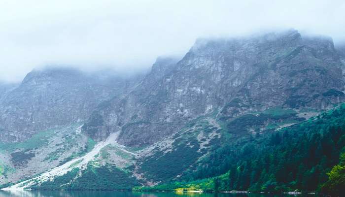 Mesmerizing view of Tapt Kund thermal water spring