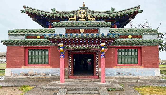 Explore the Buddhist culture in Dalai Lama Temple