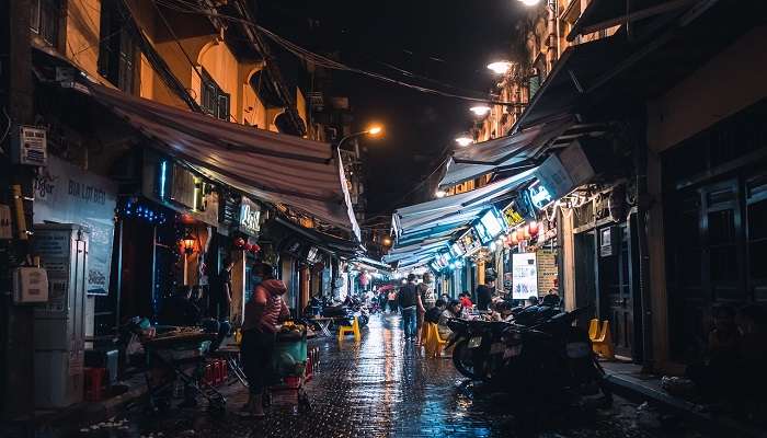 Shopping at Dong Xuan Market, a lively experience