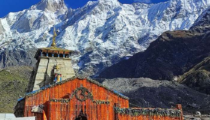 Kedarnath temple image with a mountain covered in snow in the background