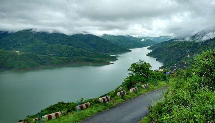 Visit the Tehri Lake and dam while experiencing snowfall in Kanatal