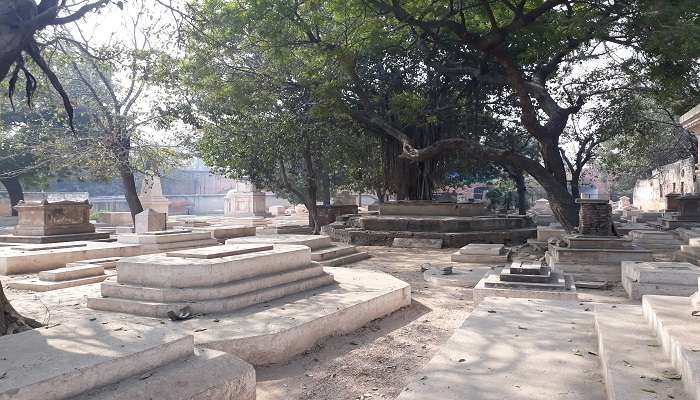 Lothian Cemetery is an old cemetery that is located in the heart of Delhi