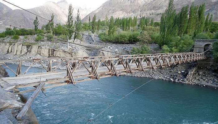 A road to the led ladakh in India.