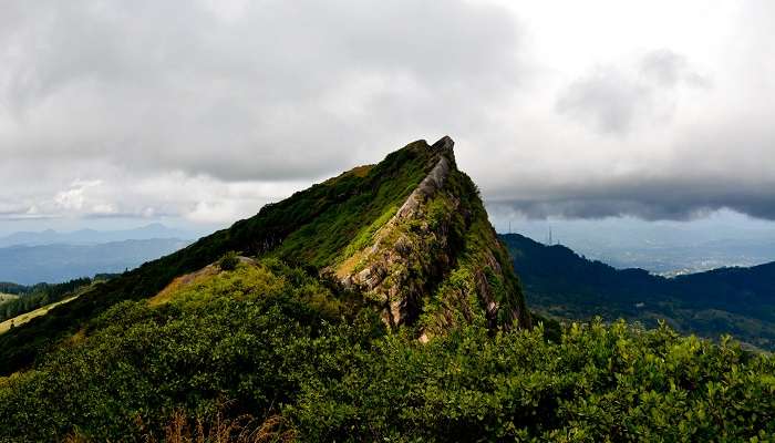 La vue magnifique de Chaîne de montagnes Hanthana