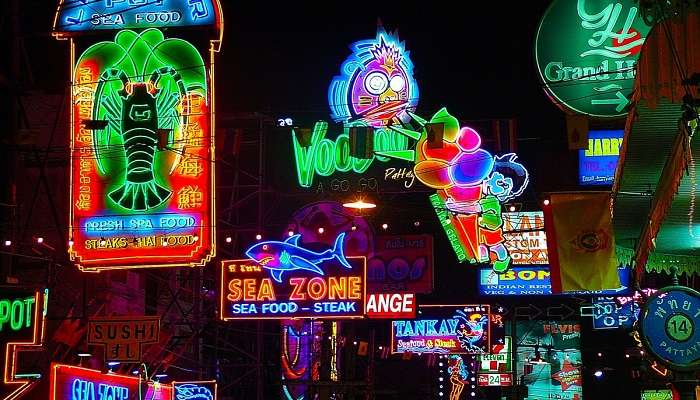 Pattaya in August offers a wide range of nightlife venues, catering to every taste, ranging from the lively parallel bars to the crowded music venues.