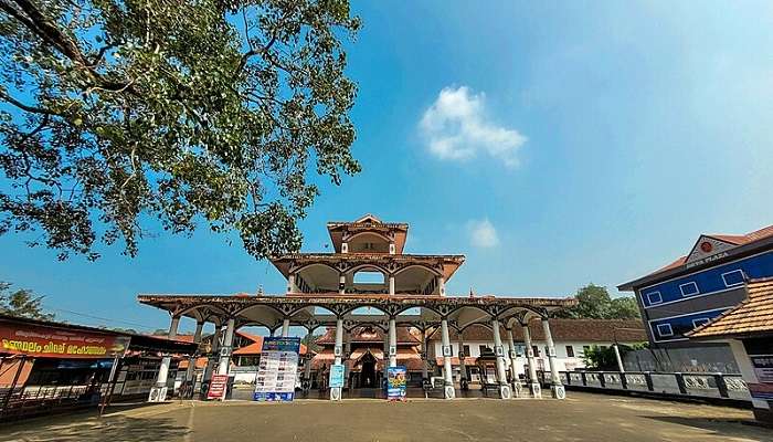 An exterior shot of Ettumanoor Mahadeva Temple