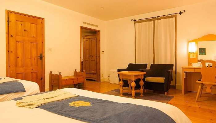 A picture of bedroom of one of the best hotel at Mannarkkad