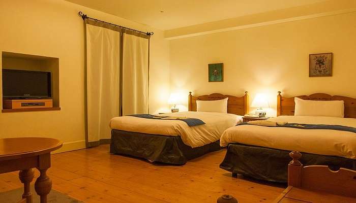 A picture of bedroom of one of the best hotels in Mannarkkad