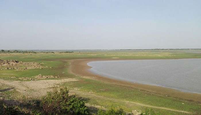 Escape to Himayat Sagar Lake for a serene picnic amidst nature's beauty.