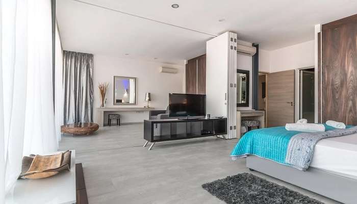 Relax yourself in the comfortable bedroom at Hotel Olive International