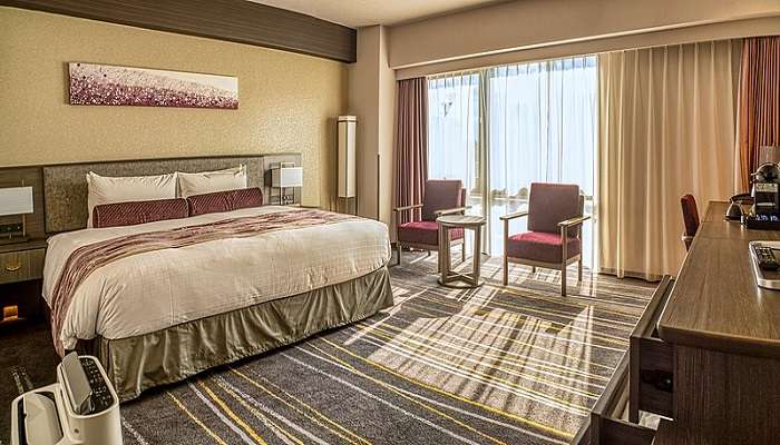 A picture of bedroom of one of the best hotels in Mannarkkad