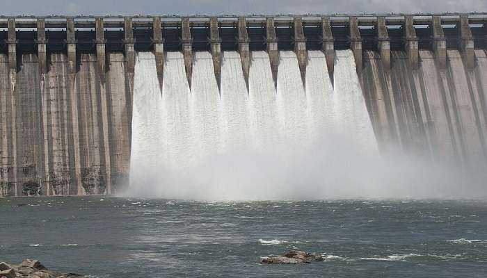 Near Nagarjunasagar Dam blazes the beauty of the Ethipothala Waterfall.