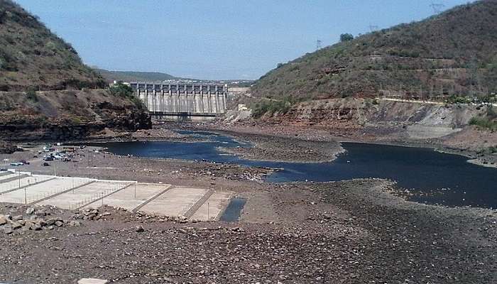 Nagarjuna Sagar Dam built on Krishna river is situated between Nalgonda district of Telengana and Guntur district of Simandhra