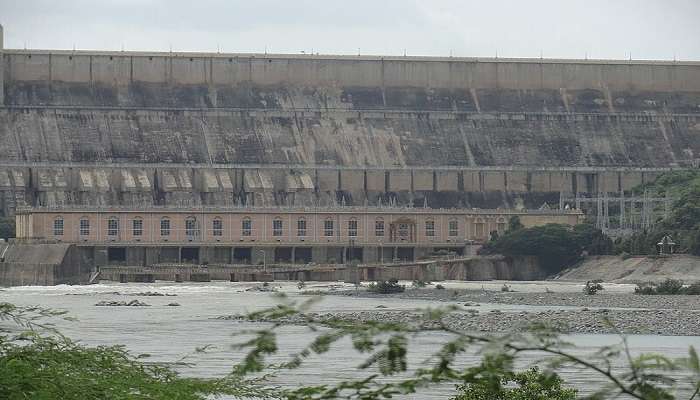 Protected with 26 gates and measuring at 125m in height, Nagarjunasagar Dam is the largest masonry dam in the world.