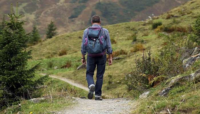 Le personne randonne sur la Riverton Gap