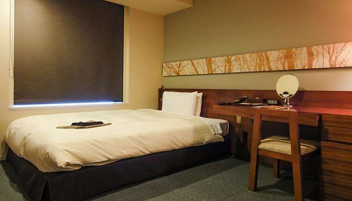 A picture of bedroom of one of the best hotels in Mannarkkad