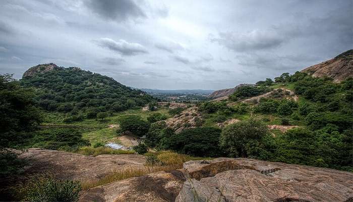 यहां पर शोले प्रसिद्धि के लिए प्रसिद्ध रामानगर की चट्टानें हैं