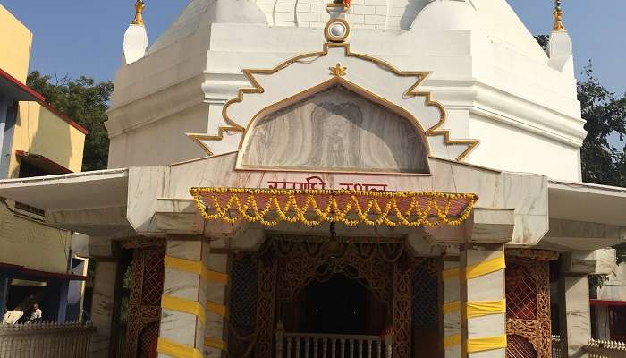 The entrance of Neem Karoli Baba samadhi mandir