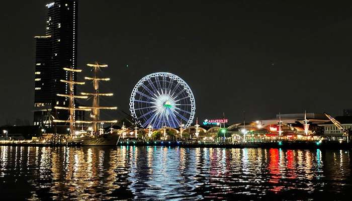 Night view of Asiatique Riverfront, the best shopping malls in bangkok