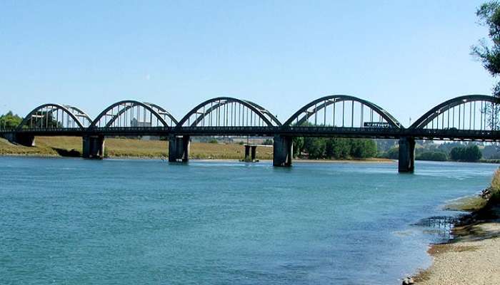 Balclutha Bridge connects Balclutha town with the north.