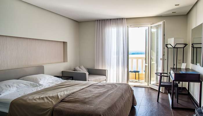 Executive bedroom suite with balcony and sea view 