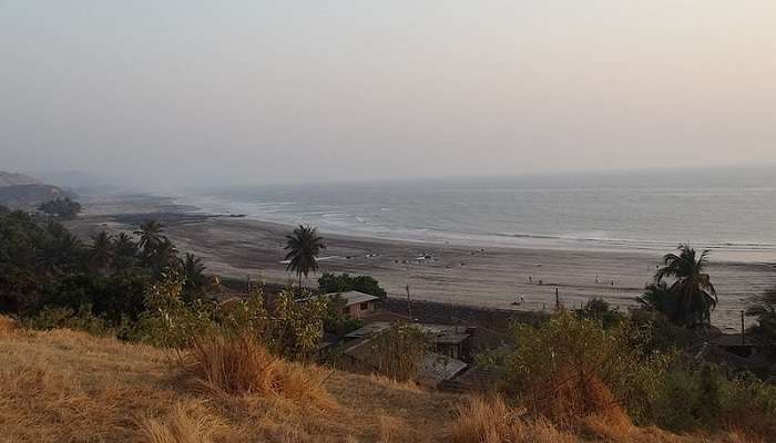 the worth-visiting seashore of Dapoli Beach near Bhagirath Waterfalls