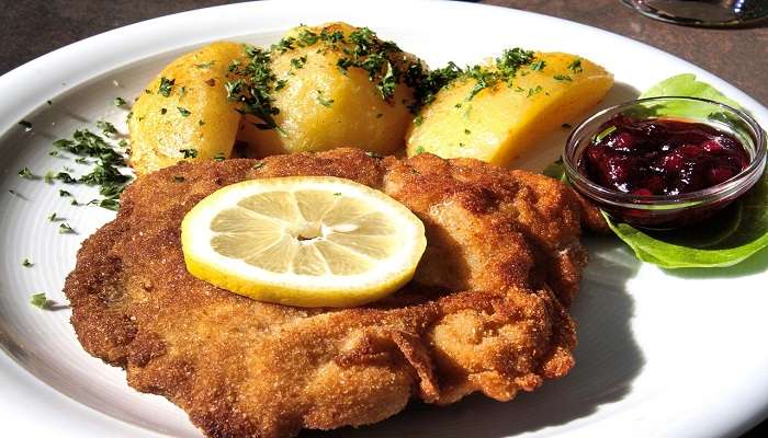 Schnitzels with garlic bread and dipping sauce. 