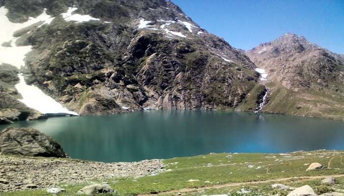 Dodsar Lake along the trek.