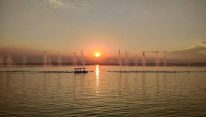 A beautiful sunrise at Nigeen Lake.