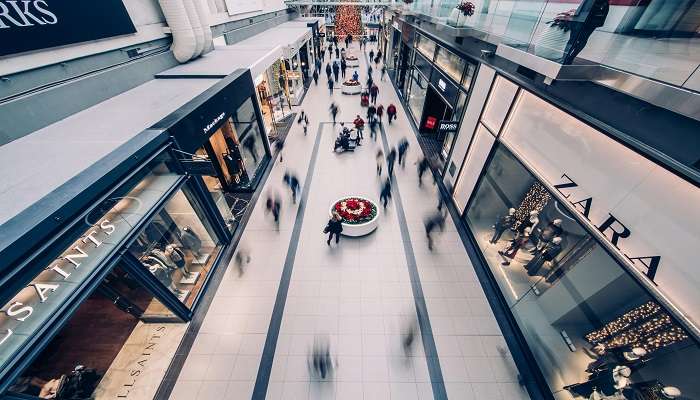 An outlet inside Oberoi Mall, the Biggest mall in Mumbai