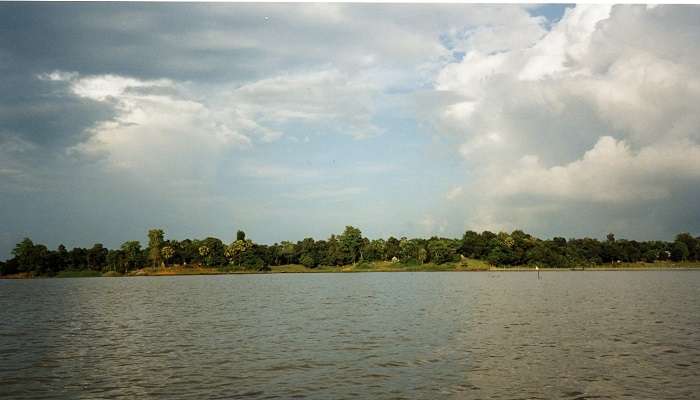 Make the most of your time exploring the rich history of the Rudrasagar Lake