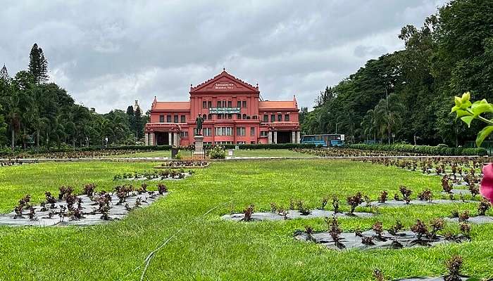 Exterior view of Seshadri Iyer Memorial Hall inside the Cubbon Park