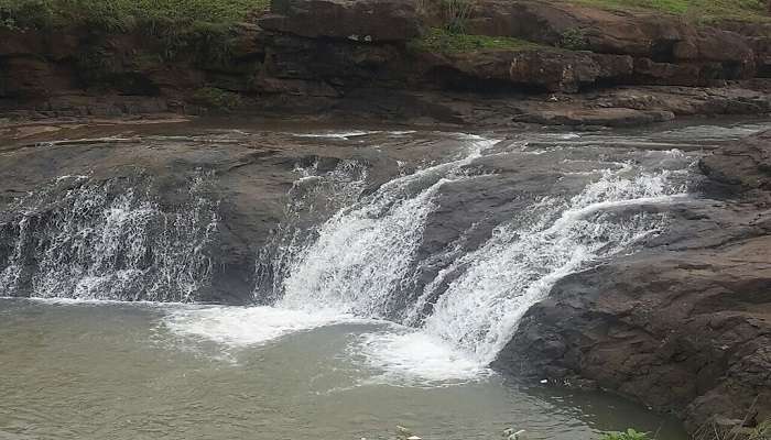 Enjoy excellent view of the Someshwar waterfalls.