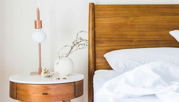 A modern hotel room with twin beds