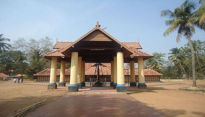 Entrance at Thrikkakara Vamanamoorthy Temple in Aluva