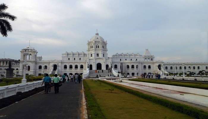  Enjoy the beauty of Ujjayanta Palace