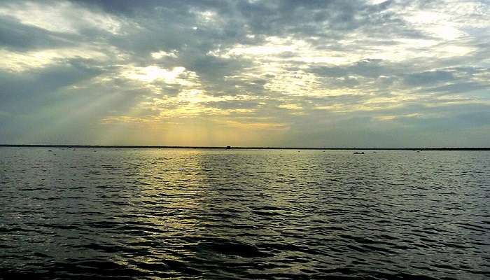 the sunset at Vembanad lake is something not to miss when in Kakkanad