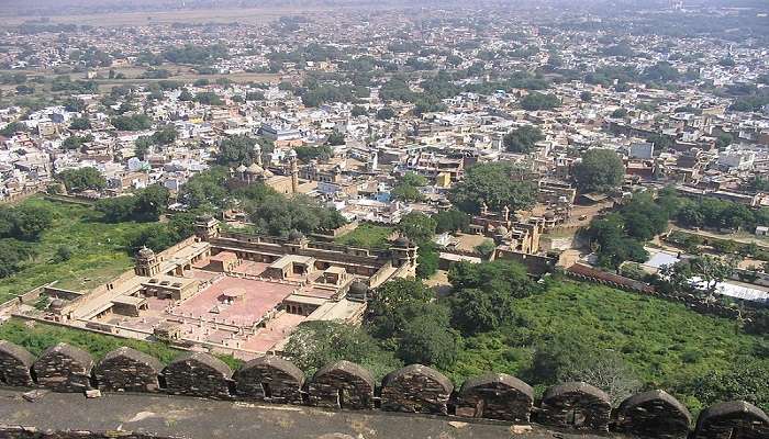 ग्वालियर, जो दिल्ली से दूर स्थित शीतकालीन स्थलों में से एक है