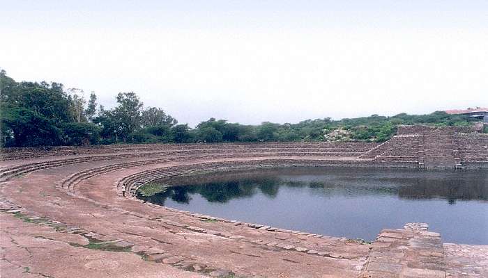 सर्दियों में दिल्ली के पास घूमने की जगहें में से एक सूरजकुंड है