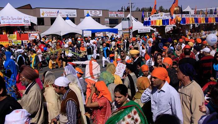 un groupe de personne qui célèbrent le festivals de Baisakhi