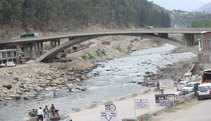 Beas river flows through himachal pradesh.