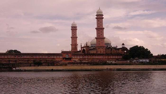 Visit the taj-ul-masjid during the best time. 