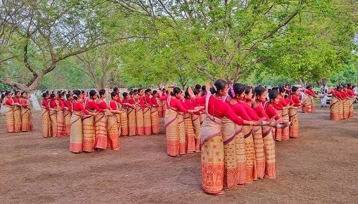 les filles dansent de la festivals de Bihu Magh