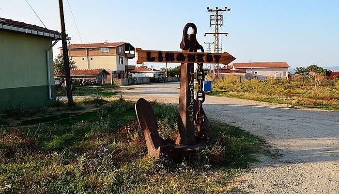 Roadside signalling towards Demirköy Foundry at Kırklareli