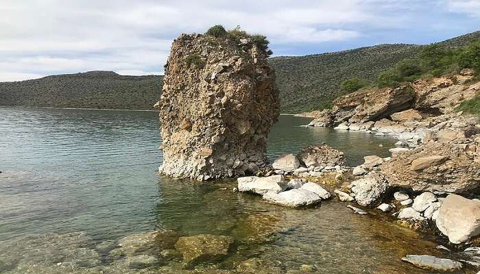 An image of rock near sea in Van